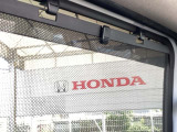 後席には、日射しのさしこみをやわらげてくれるロールサンシェイドが付いています。