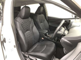 フロントシートはサイド部が張り出したホールド感のあるシート。運転中も体をしっかりと支えてくれます。シートは光沢フィルムを織り込んだ専用表皮を使用。立体エンボス加工を施した輝きのある特徴的なシートに!