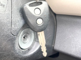【キーレス】少し離れた場所からでもボタン一つでドアの開錠・施錠ができるのでとっても便利!ドアの鍵穴周りに傷をつけることもありません♪