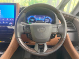 インテリアに合わせたデザインのステアリングは、運転される方のことも考え、運転しやすい形状、大きさです。是非一度、実際に触ってお確かめください。