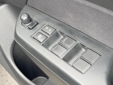 【電動格納ミラー】サイドミラーは電動格納式となっており、狭い駐車場でもキズがつくリスクを抑えられます。