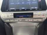 【左右分離型フルオートエアコン】運転席と助手席でそれぞれお好みの温度設定が可能で全席にも適切な空調をお届け致します。