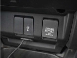 ◆USB接続端子◆スマホやiPodなどを接続して、いつもの音楽を車内でもお楽しみいただけます♪