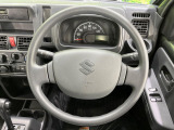 インテリアに合わせたデザインのステアリングは、運転される方のことも考え、運転しやすい形状、大きさです。是非一度、実際に触ってお確かめください。