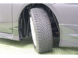 タイヤサイズ195/65R15。乾いた路面はもちろん、濡れた路面でも十分なブレーキ性能を発揮するオールシーズンタイヤ装着。スタイリッシュなデザインのホイールキャップ付スチールホイールを装着しています。