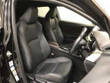 バケットシートに近いシルエットのフロントシートはホールド性もバッチリです。運転席周りも、スイッチレイアウト等工夫されており、視線移動が少なく運転に集中できる空間となっています。
