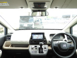 運転を気分よく楽しむための工夫のひとつとして、高い剛性をもたせた極細フロントピラーを採用。 前方の死角を減らし、交差点などでの安心感を高める、良好な視界にこだわりました。