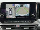 アラウンドビューモニターは車庫入れが苦手な方にオススメの機能です。上からの映像が分りやすいです。