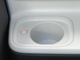 ホッとカップホルダーが運転席・助手席にあります。ホットドリンクをちょうど良い温度でキープしてくれる保温機能付で嬉しいです。