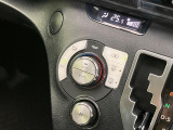 【オートエアコン】一度お好みの温度に設定すれば、車内の温度を検知し風量や温度を自動で調整。暑い&hellip;寒い&hellip;と何度もスイッチ操作をする必要はありません。快適な車内空間には必須の機能ですね♪