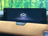 【12.3インチマツダコネクト】車内の雰囲気にマッチした大型ディスプレイ。スマホ接続でのナビ使用やBluetooth再生等、様々な機能が楽しめます。直感的なダイヤル操作が可能で、使い勝手も良好です。