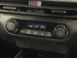 【オートエアコン】一度お好みの温度に設定すれば、車内の温度を検知し風量や温度を自動で調整。暑い&hellip;寒い&hellip;と何度もスイッチ操作をする必要はありません。快適な車内空間には必須の機能ですね♪