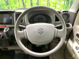 インテリアに合わせたデザインのステアリングは、運転される方のことも考え、運転しやすい形状、大きさです。是非一度、実際に触ってお確かめください。