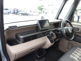 ★助手席周辺★ダッシュボードには豊富な収納BOXがありいつもすっきりとした車内!ほしい場所にちょうど良い収納を備えています。大きなフロントガラスによって見晴らしも良く快適な座り心地となっております