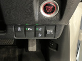 【LKAS】車線の中央付近を維持するようハンドル操作を支援する機能。車線をはみ出しそうな場合も警告音と共にハンドルが正常な位置に戻ろうとします。