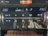 【左右独立温度コントロール式フルオートエアコン(DUAL/SYNC)】運転席側と助手席側でそれぞれ自由に温度設定ができ、快適な風量やモードなどを自動調整します!