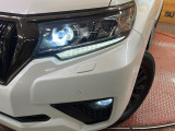 【LEDヘッドライト】悪天候や夜間走行時も良好な視界を確保し安心して運転できる高輝度LEDヘッドライトを装備!点灯速度が早く、消費電力も抑えられています。