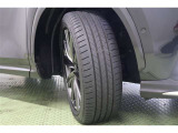 タイヤサイズ 235/50R20。タイヤの空気圧がゼロになっても、一定の速度で一定の距離を走行できるランフラットタイヤを装着しています。万が一パンクした場合でも安全な場所まで走行することが出来ます。