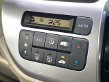 【オートエアコン】一度お好みの温度に設定すれば、車内の温度を検知し風量や温度を自動で調整。暑い&hellip;寒い&hellip;と何度もスイッチ操作をする必要はありません。快適な車内空間には必須の機能ですね♪