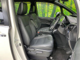 運転席まわりには十分なスペースがあり、大柄な方でもゆったり運転していただける環境です。