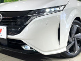 【LEDヘッドライト】悪天候や夜間走行時も良好な視界を確保し安心して運転できる高輝度LEDヘッドライトを装備!点灯速度が早く、消費電力も抑えられています。