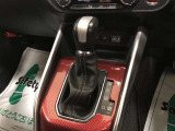 インテリアパネルセット(レッドカーボン調)を装着しています。インナードアハンドルベゼル、シフトベゼル、スイッチベースのセットで装着しています。