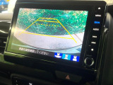【バックカメラ】駐車時に後方がリアルタイム映像で確認できます。大型商業施設や立体駐車場での駐車時や、夜間のバック時に大活躍!運転スキルに関わらず、今や必須となった装備のひとつです!