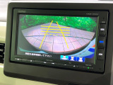 【バックカメラ】駐車時に後方がリアルタイム映像で確認できます。大型商業施設や立体駐車場での駐車時や、夜間のバック時に大活躍!運転スキルに関わらず、今や必須となった装備のひとつです!