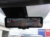 インテリジェント ルームミラーを装備。車両後方のカメラ映像をミラー面に映し出すので、車内の状況や、天候などに影響されずいつでもクリアな後方視界が得られます。