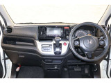 操作性に優れた運転席となります!小物入れや各ボタンの配置にこだわり、使いやすいです!座り心地もよく視認性も良好なのでロングドライブもお任せ下さい!