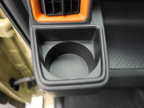 カップホルダーは運転席や助手席からちょうど手の届く位置です!!