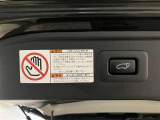 パワーバックドアです。買い物で両手がふさがっている時や、雨の日でも快適に荷物を積み込めます!これはとても便利です。