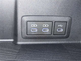 充電用USB端子付き。スマートフォンなどの充電に便利です。