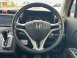 インテリアに合わせたデザインのステアリングは、運転される方のことも考え、運転しやすい形状、大きさです。是非一度、実際に触ってお確かめください。