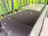 【ガラスルーフ】ガラスルーフ搭載で車内の解放感が一気にアップ!開放的なドライブをお楽しみいただけます。