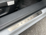 乗車口足元にはPEUGEOTのロゴ入り。