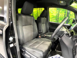 運転席まわりには十分なスペースがあり、大柄な方でもゆったり運転していただける環境です。
