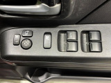 【電動格納ミラー】サイドミラーは電動格納式となっており、狭い駐車場でもキズがつくリスクを抑えられます。