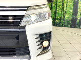 【LEDヘッドライト】悪天候や夜間走行時も良好な視界を確保し安心して運転できる高輝度LEDヘッドライトを装備!点灯速度が早く、消費電力も抑えられています。
