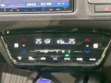 【左右独立型フルオートエアコン】運転席と助手席でそれぞれお好みの温度に設定可能。同乗者にも配慮した、快適な空調をお届け致します。