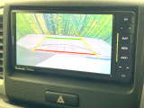 【バックカメラ】駐車時に後方がリアルタイム映像で確認できます。大型商業施設や立体駐車場での駐車時や、夜間のバック時に大活躍!運転スキルに関わらず、今や必須となった装備のひとつです!