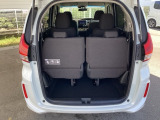荷室は3列目シートを立てたままでも十分な容量があります。