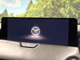 【12.3インチマツダコネクト】車内の雰囲気にマッチした大型ディスプレイ。スマホ接続でのナビ使用やBluetooth再生等、様々な機能が楽しめます。直感的なダイヤル操作が可能で、使い勝手も良好です。
