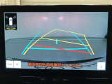 【バックガイドモニター】後方の映像をナビ画面に表示するだけでなく、ステアリング操作に連動して動くガイド線も同時に表示!予想進路の確認をしながら後退できるので便利です!