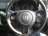 毎日触れるハンドル部分はこちら。運転手を守るエアバックも装備しているので、安心してお乗りいただけます。