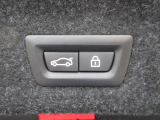 電動リアゲート装備です。バンパー下でのキックスイッチも装備されております。