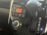 【オートエアコン】一度お好みの温度に設定すれば、車内の温度を検知し風量や温度を自動で調整。暑い&hellip;寒い&hellip;と何度もスイッチ操作をする必要はありません。快適な車内空間には必須の機能ですね♪