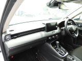 ★助手席周辺★ダッシュボードには豊富な収納BOXがありいつもすっきりとした車内!ほしい場所にちょうど良い収納を備えています。大きなフロントガラスによって見晴らしも良く快適な座り心地となっております!