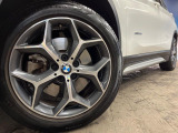 ●純正18インチアルミホイール:輸入車ならではの卓越した走りを支えるホイールと足回りです!日本車の走りに慣れている方にもぜひ体感して頂きたいほど、高いレベルでまとまっています!
