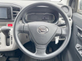 インテリアに合わせたデザインのステアリングは、運転される方のことも考え、運転しやすい形状、大きさです。是非一度、実際に触ってお確かめください。